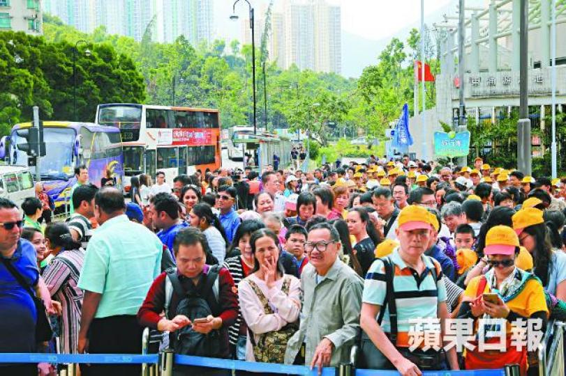 昨日大批內地遊客乘B6巴士抵東涌,昂坪360對開巴士站人頭湧湧,逼滿鴨仔團團友。梁瑞帆攝警方昨在東涌查核內地領隊身份。李家皓攝 昨日大批內地遊客乘B6巴士抵東涌,昂坪360對開巴士站人頭湧湧,逼滿鴨仔團團友。梁瑞帆攝警方昨在東涌查核內地領隊身份。李家皓攝