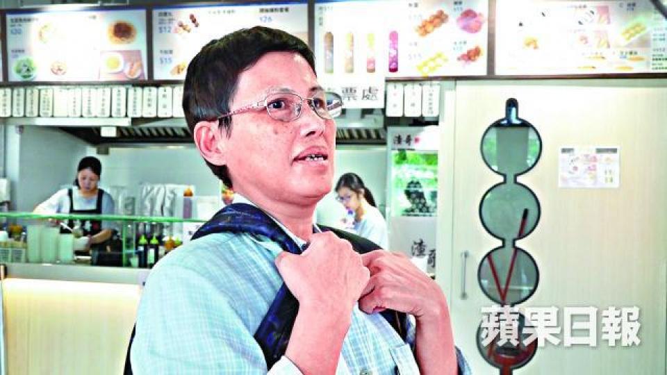 居住東涌21年的余女士指該區空氣一向差,呼吸亦覺喉嚨乾涸。東涌居民楊小姐感大橋通車後空氣變差,帶子女出街亦會避開地盤等地方。 居住東涌21年的余女士指該區空氣一向差,呼吸亦覺喉嚨乾涸。東涌居民楊小姐感大橋通車後空氣變差,帶子女出街亦會避開地盤等地方。