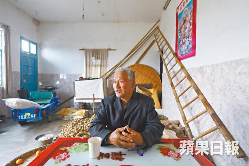 在袁花鎮務農為生的查良楠,樣貌與兄長毫不相像。 在袁花鎮務農為生的查良楠,樣貌與兄長毫不相像。