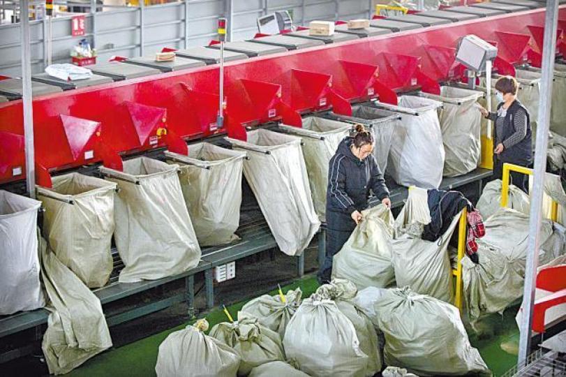 雙11銷售額驚人,內地速遞公司亦忙於應對。美聯社 雙11銷售額驚人,內地速遞公司亦忙於應對。美聯社