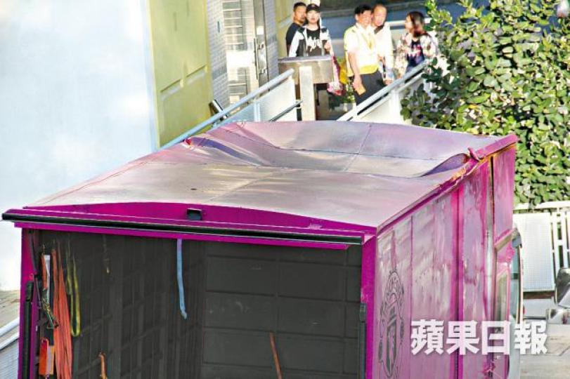 搬屋密斗貨車車頂嚴重凹陷。溫文學攝 搬屋密斗貨車車頂嚴重凹陷。溫文學攝