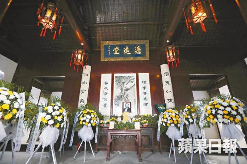 金庸舊居內的「澹遠堂」佈置成靈堂供憑弔。赫山房復修後,金庸出生的房間完整地展出。金庸書院一棵桂花樹是由金庸親手種植。藏書樓在戰火中被毀,重建後引來不少遊人。 金庸舊居內的「澹遠堂」佈置成靈堂供憑弔。赫山房復修後,金庸出生的房間完整地展出。金庸書院一棵桂花樹是由金庸親手種植。藏書樓在戰火中被毀,重建後引來不少遊人。