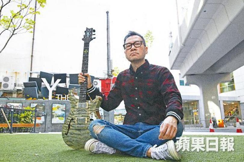 文質彬彬的包以正其實有種武林高手的氣質,似獨孤九劍風清揚,一身絕學,孤芳自賞。郭永強攝爵士樂重視即興,包以正說熟悉樂理後就要忘記。包以正九成時間也用一支特別訂製的結他表演。 文質彬彬的包以正其實有種武林高手的氣質,似獨孤九劍風清揚,一身絕學,孤芳自賞。郭永強攝爵士樂重視即興,包以正說熟悉樂理後就要忘記。包以正九成時間也用一支特別訂製的結他表演。