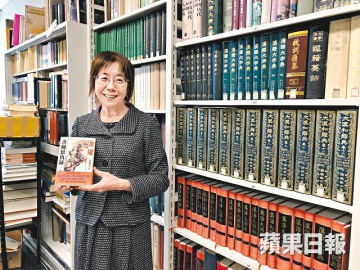 岡崎由美第一本繙譯的金庸小說是《書劍恩仇錄》,1996年在日本出版共賣出8萬本。廖梓霖攝金庸曾到日本德間書店出席新書簽名會,吸引大批書迷到場。互聯網 岡崎由美第一本繙譯的金庸小說是《書劍恩仇錄》,1996年在日本出版共賣出8萬本。廖梓霖攝金庸曾到日本德間書店出席新書簽名會,吸引大批書迷到場。互聯網