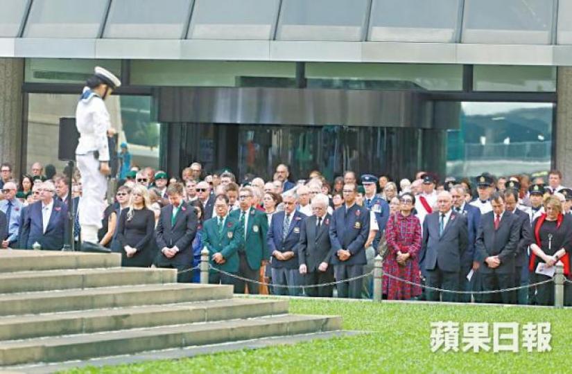 香港退伍軍人聯會昨天亦在中環和平紀念碑舉行儀式,有政府代表、各國使節、退伍軍人出席。朱永倫攝 香港退伍軍人聯會昨天亦在中環和平紀念碑舉行儀式,有政府代表、各國使節、退伍軍人出席。朱永倫攝