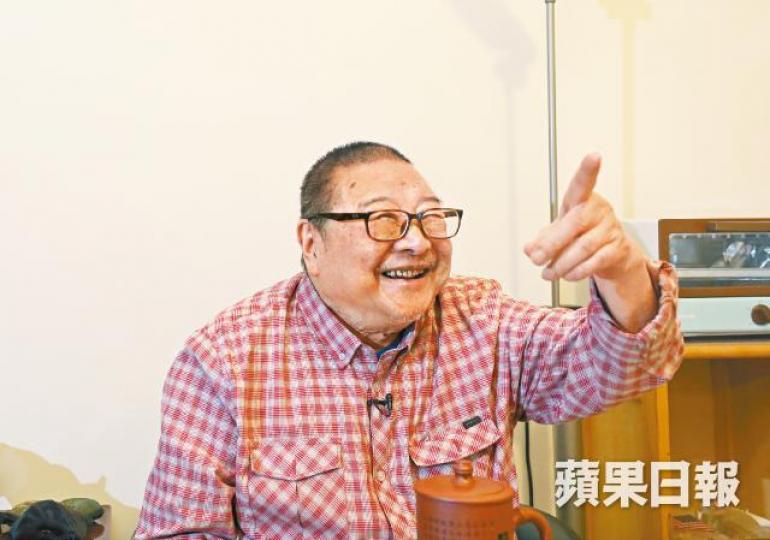 倪匡認為金庸94歲高齡辭世是解脫,回歸淨土。李家皓攝導演張徹1969年借用金庸的大宅拍攝電影《死角》,並與主角狄龍、女主角之一李菁及倪匡等人合照。黑白資料圖片倪匡看見一張與黃霑、金庸、林燕妮及張徹1979年出席《明報》20周年報慶的照片,稱「得番我一個」。網頁「金庸的小說世界」圖片工作人員昨在金庸館外架起鐵馬,準備明天開放予公眾弔唁。 倪匡認為金庸94歲高齡辭世是解脫,回歸淨土。李家皓攝導演張徹1969年借用金庸的大宅拍攝電影《死角》,並與主角狄龍、女主角之一李菁及倪匡等人合照。黑白資料圖片倪匡看見一張與黃霑、金庸、林燕妮及張徹1979年出席《明報》20周年報慶的照片,稱「得番我一個」。網頁「金庸的小說世界」圖片工作人員昨在金庸館外架起鐵馬,準備明天開放予公眾弔唁。