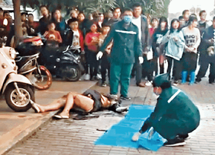 孕婦當街遭人縱火焚身垂死求救。互聯網 孕婦當街遭人縱火焚身垂死求救。互聯網