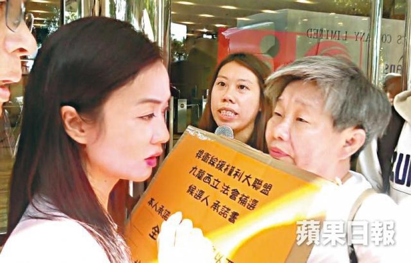 示威者不滿陳凱欣拒簽承諾書,陳拒作回應。 示威者不滿陳凱欣拒簽承諾書,陳拒作回應。