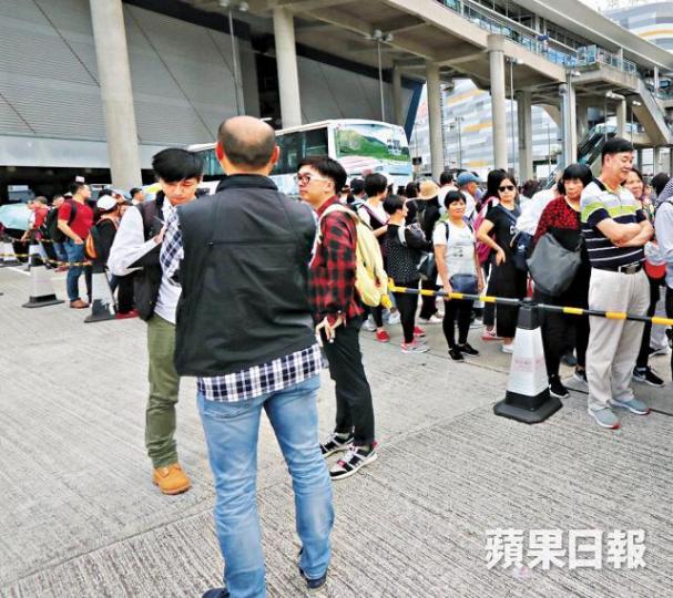 重案組探員(左)登記內地領隊(右)身份。文兆麟攝 重案組探員(左)登記內地領隊(右)身份。文兆麟攝