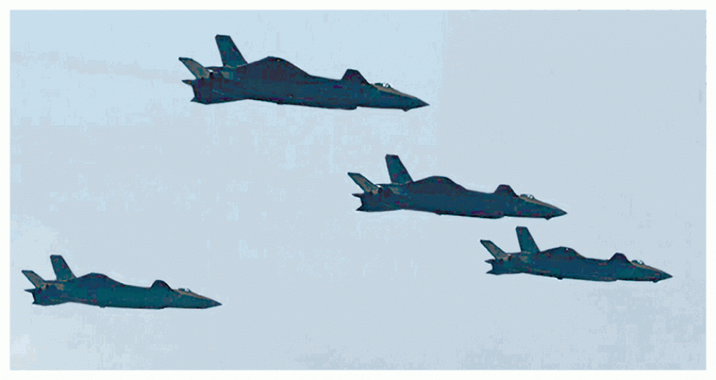 新一代隱形戰機「殲20」以編隊形式出場。 新一代隱形戰機「殲20」以編隊形式出場。