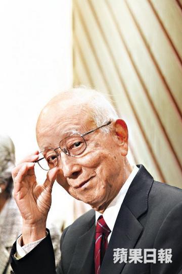 鄒文懷 1927-2018劉德華致送的花圈(右)遭殯儀館拒收,司機將花圈運走。仇志德攝 鄒文懷 1927-2018劉德華致送的花圈(右)遭殯儀館拒收,司機將花圈運走。仇志德攝