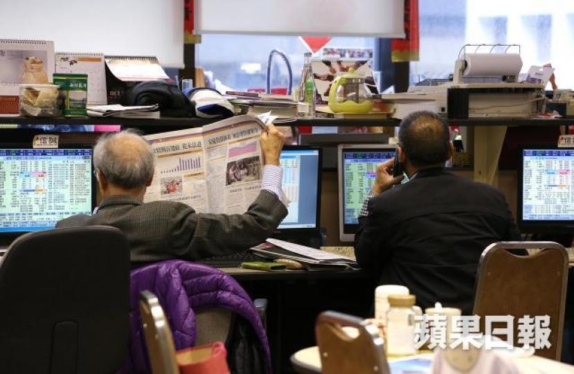 今年恒指從高位回落最多26.71%,全職炒家今年賺錢應該唔容易。 資料圖片 今年恒指從高位回落最多26.71%,全職炒家今年賺錢應該唔容易。 資料圖片