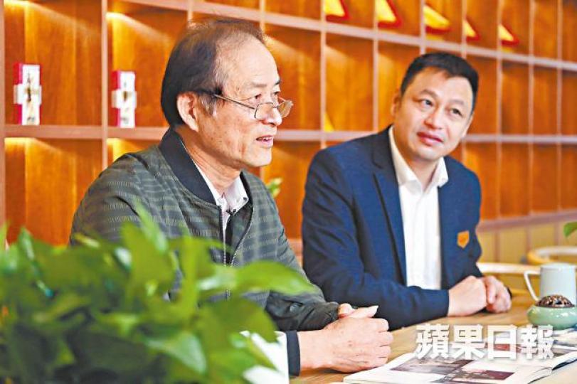 查書記(左)與查班長(右)以宗族援助基金重振查氏。 查書記(左)與查班長(右)以宗族援助基金重振查氏。