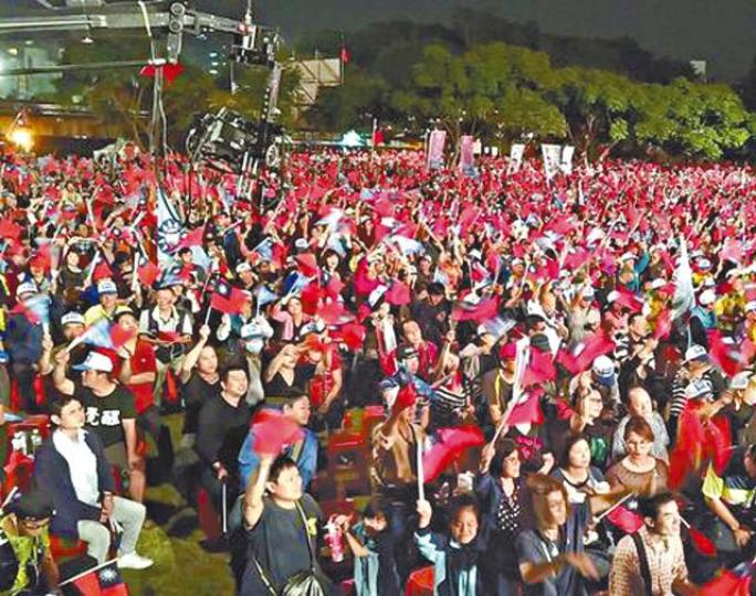 台灣九合一選舉呈白熱化。台灣《蘋果日報》陳其邁昨和年輕創業家會晤,強攻中間選民。台灣《蘋果日報》韓國瑜昨北上桃園,為國民黨候選人陳學聖造勢。 台灣九合一選舉呈白熱化。台灣《蘋果日報》陳其邁昨和年輕創業家會晤,強攻中間選民。台灣《蘋果日報》韓國瑜昨北上桃園,為國民黨候選人陳學聖造勢。