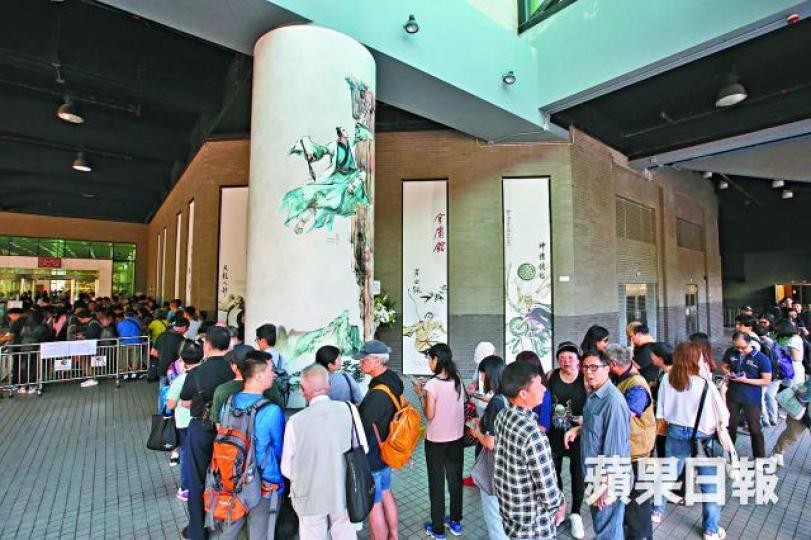 金庸館外昨午有大批書迷排隊等候弔唁。黎樹雄攝 金庸館外昨午有大批書迷排隊等候弔唁。黎樹雄攝