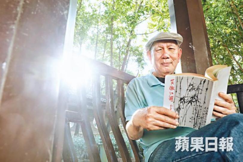 由全套作品集修訂本到每日社論,對文字要求極高的金庸,當年均指定蔡炎培最後校對,「御用」之名不脛而走。許頌明攝重新修訂內容工程浩大,金庸在後記特別點名向負責校對的蔡炎培致謝,表示常有「既感且愧之念」。蔡炎培在《明報》工作時,獲金庸頒發最佳員工獎。受訪者提供圖片83歲的蔡炎培是上世紀香港重要的詩人,香港中央圖書館備存他的詩作全集,2003年更獲提名諾貝爾文學獎。那些年,志同道合的文學青年共租小單位權充寫作間談文說藝。蔡炎培與亦舒的前夫蔡浩泉是沙煲兄弟。受訪者提供圖片 由全套作品集修訂本到每日社論,對文字要求極高的金庸,當年均指定蔡炎培最後校對,「御用」之名不脛而走。許頌明攝重新修訂內容工程浩大,金庸在後記特別點名向負責校對的蔡炎培致謝,表示常有「既感且愧之念」。蔡炎培在《明報》工作時,獲金庸頒發最佳員工獎。受訪者提供圖片83歲的蔡炎培是上世紀香港重要的詩人,香港中央圖書館備存他的詩作全集,2003年更獲提名諾貝爾文學獎。那些年,志同道合的文學青年共租小單位權充寫作間談文說藝。蔡炎培與亦舒的前夫蔡浩泉是沙煲兄弟。受訪者提供圖片