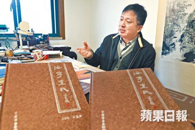 吳德建編修查氏族譜在一片質疑聲中完成,並獲金庸當面致謝。吳德建提到家譜不講人物名氣大小,必須按輩份排列。 吳德建編修查氏族譜在一片質疑聲中完成,並獲金庸當面致謝。吳德建提到家譜不講人物名氣大小,必須按輩份排列。