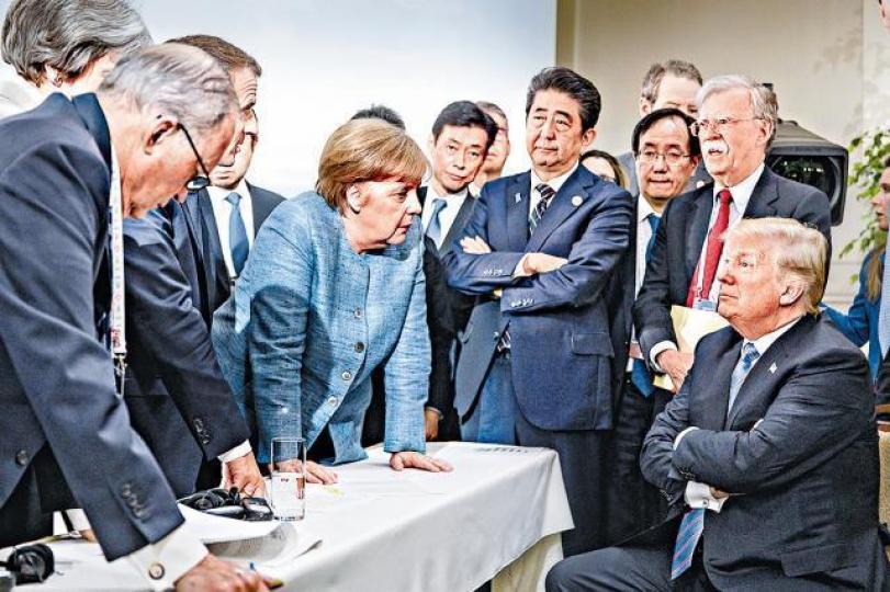 今年6月七國集團峯會默克爾在一眾國家領袖前跟特朗普對談一幕極經典。 今年6月七國集團峯會默克爾在一眾國家領袖前跟特朗普對談一幕極經典。