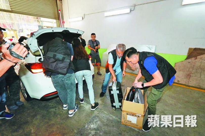 探員在涉事美容院撿走文件及藥物。 探員在涉事美容院撿走文件及藥物。
