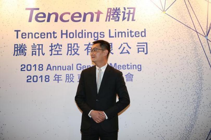 騰訊明日公佈業績,現在股價與今年高處比較,跌了205元,值得博一博。圖為騰訊主席馬化騰。資料圖片 騰訊明日公佈業績,現在股價與今年高處比較,跌了205元,值得博一博。圖為騰訊主席馬化騰。資料圖片