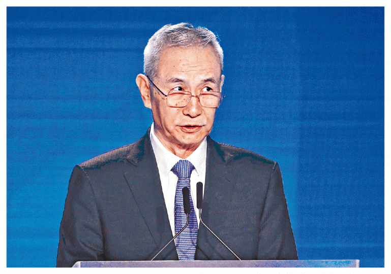 國務院副總理劉鶴美國財長姆欽李克強(右)在李顯龍陪同下檢閱儀仗隊。 路透社 國務院副總理劉鶴美國財長姆欽李克強(右)在李顯龍陪同下檢閱儀仗隊。 路透社