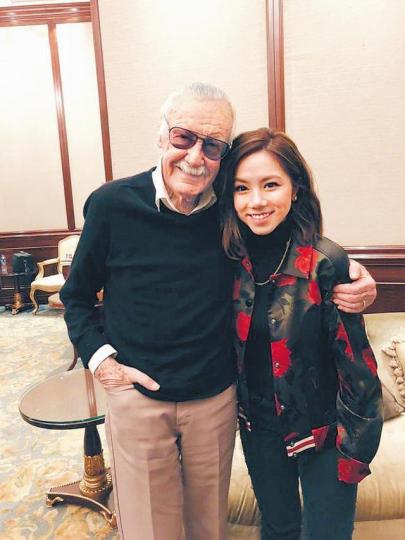 Stan Lee曾在微博貼出與G.E.M.在香港見面時的合照。女英雄Jewel穿貼身皮褲,外形神韻似足G.E.M.。 Stan Lee曾在微博貼出與G.E.M.在香港見面時的合照。女英雄Jewel穿貼身皮褲,外形神韻似足G.E.M.。