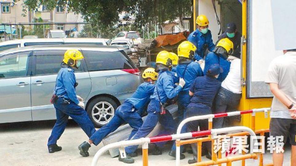 在消防及仵工合力下,成功將胖漢屍體推上黑箱車移送殮房。張家豪攝消防員昨用白布將胖漢屍體移至地面。死者倒斃在村屋3樓住所,樓梯狹窄增加搬運屍體難度。 在消防及仵工合力下,成功將胖漢屍體推上黑箱車移送殮房。張家豪攝消防員昨用白布將胖漢屍體移至地面。死者倒斃在村屋3樓住所,樓梯狹窄增加搬運屍體難度。