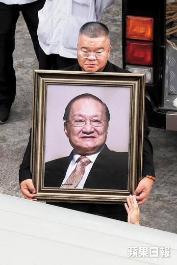 金庸兒子查傳倜手抱父親遺照前往火化場。靈柩火化,金庸化作一縷輕煙。馬泉崇攝馬雲(左圖)及蔡瀾(右圖)昨赴靈堂向金庸作最後告別。金庸靈柩蓋上淺藍色繡花布。金庸的靈車昨離開殯儀館時,傳媒爭相拍照。朱永倫攝 金庸兒子查傳倜手抱父親遺照前往火化場。靈柩火化,金庸化作一縷輕煙。馬泉崇攝馬雲(左圖)及蔡瀾(右圖)昨赴靈堂向金庸作最後告別。金庸靈柩蓋上淺藍色繡花布。金庸的靈車昨離開殯儀館時,傳媒爭相拍照。朱永倫攝