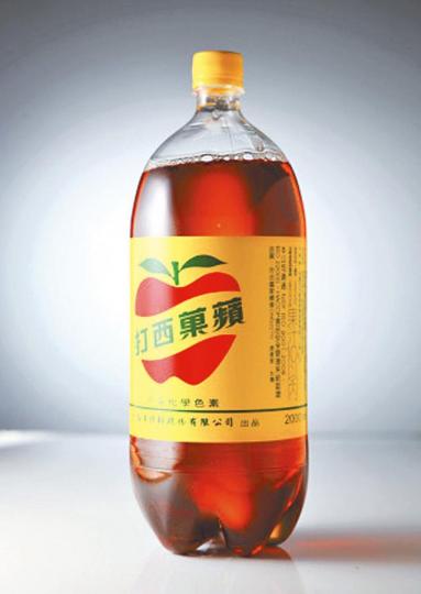 蘋果西打兩公升裝新北衞生局派員取走樣本化驗。 蘋果西打兩公升裝新北衞生局派員取走樣本化驗。