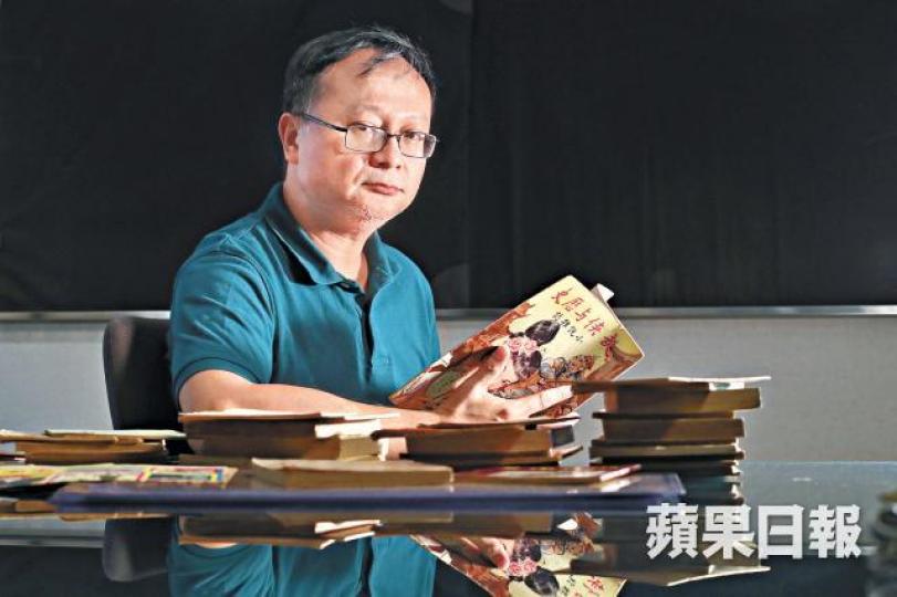 金庸迷鄺啟東坦言舊版小說內容與後來的修訂版略有不同,份外吸引。其中一本藏品《香港的前途》,金庸簽上其原名「查良鏞」。鄺啟東珍藏大量金庸小說,如今已極為罕有。 金庸迷鄺啟東坦言舊版小說內容與後來的修訂版略有不同,份外吸引。其中一本藏品《香港的前途》,金庸簽上其原名「查良鏞」。鄺啟東珍藏大量金庸小說,如今已極為罕有。