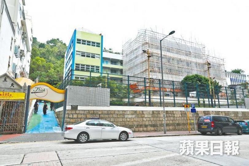 朗思國際學校被揭違規使用私校崇正中學校舍營運,崇正校長董福稱接收朗思學生後,兩校協辦課程仍會繼續。陳善南攝崇正校長董福 朗思國際學校被揭違規使用私校崇正中學校舍營運,崇正校長董福稱接收朗思學生後,兩校協辦課程仍會繼續。陳善南攝崇正校長董福