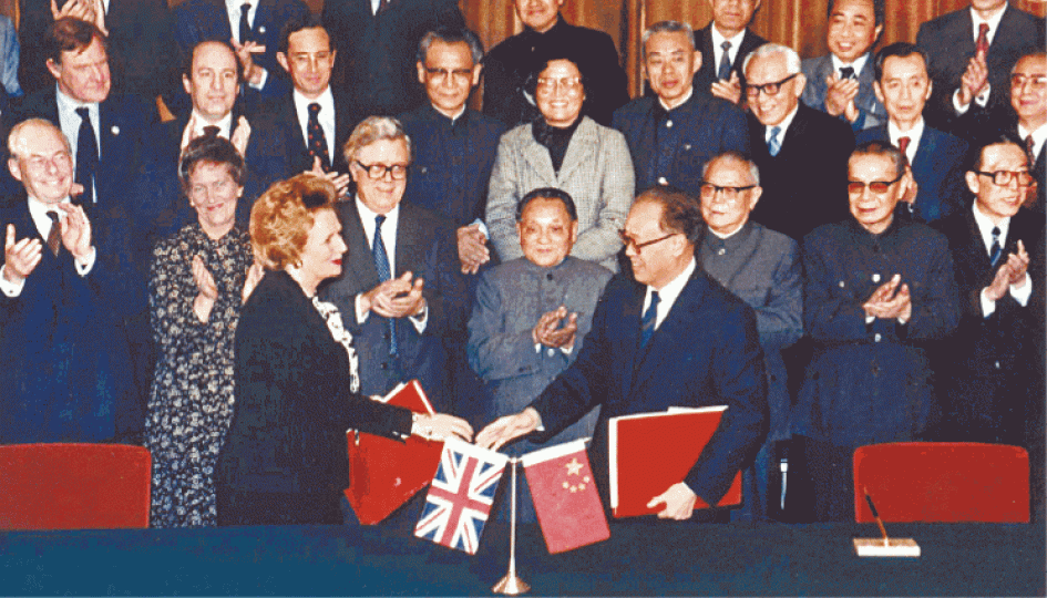 1984年12月19日中英簽署聯合聲明,時任總理趙紫陽和首相戴卓爾夫人交換簽字文本後握手。1997年7月1日,中英移交香港主權。英國解密文件顯示,前首相戴卓爾夫人曾向外相秘書查詢,英方在中方違反聯合聲明後有多大的法律行動空間。本研社提供圖片 1984年12月19日中英簽署聯合聲明,時任總理趙紫陽和首相戴卓爾夫人交換簽字文本後握手。1997年7月1日,中英移交香港主權。英國解密文件顯示,前首相戴卓爾夫人曾向外相秘書查詢,英方在中方違反聯合聲明後有多大的法律行動空間。本研社提供圖片