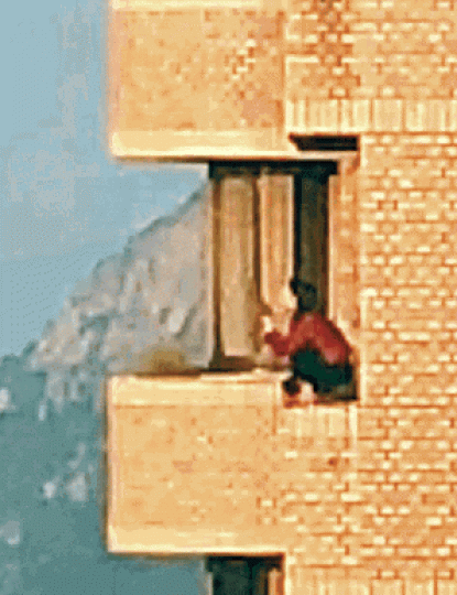 事主打爆玻璃窗後在露台石壆危坐。讀者提供圖片 事主打爆玻璃窗後在露台石壆危坐。讀者提供圖片