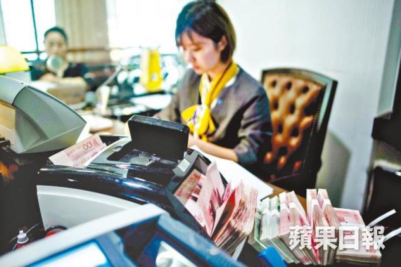 內地金融機構收水,致社會融資規模挫七成。資料圖片 內地金融機構收水,致社會融資規模挫七成。資料圖片