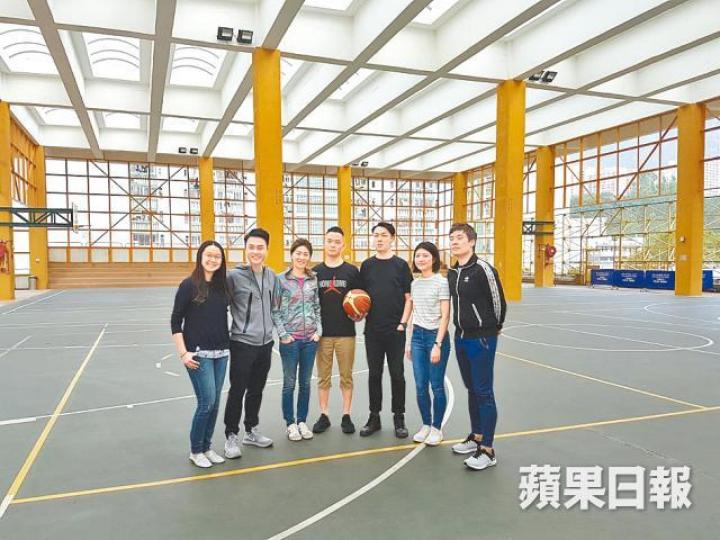 何婉琳(左三)預計啟業邨運動場翻新後多三至四成人使用。張文鈴攝 何婉琳(左三)預計啟業邨運動場翻新後多三至四成人使用。張文鈴攝