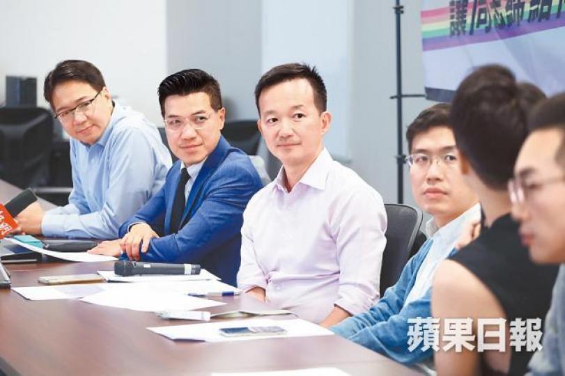 陳志全(中)表示,議案中沒有提及同性婚姻和民事結合等具爭議性字眼,希望能開啟研究大門。朱永倫攝 陳志全(中)表示,議案中沒有提及同性婚姻和民事結合等具爭議性字眼,希望能開啟研究大門。朱永倫攝