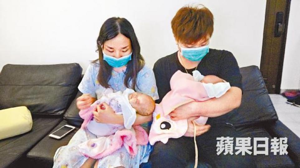 鍾氏夫婦懷疑愛女留院期間遭疏忽照顧致臀部皮膚受損。 鍾氏夫婦懷疑愛女留院期間遭疏忽照顧致臀部皮膚受損。