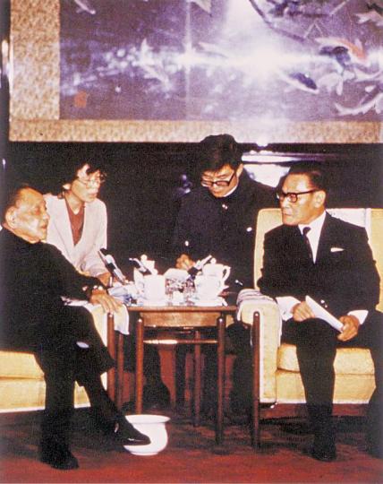 1984年6月,鍾士元率團赴京與中國領導人鄧小平見面,反映對回歸問題的憂慮。鍾士元1982年訪英晤戴卓爾夫人商討香港前途問題。1984年中英聯合聲明簽署當日,作為觀禮代表的鍾士元與中國領導人合影。 1984年6月,鍾士元率團赴京與中國領導人鄧小平見面,反映對回歸問題的憂慮。鍾士元1982年訪英晤戴卓爾夫人商討香港前途問題。1984年中英聯合聲明簽署當日,作為觀禮代表的鍾士元與中國領導人合影。
