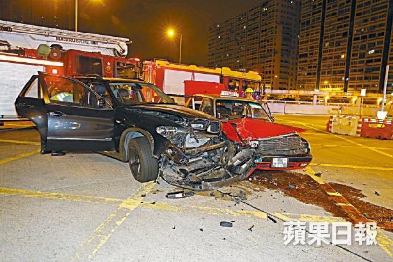 相撞的寶馬及的士車頭嚴重損毀。 相撞的寶馬及的士車頭嚴重損毀。