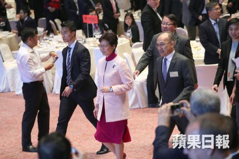 林鄭月娥昨出席商界聯席午餐會時致辭,硬銷「明日大嶼」人工島計劃。易仰民攝 林鄭月娥昨出席商界聯席午餐會時致辭,硬銷「明日大嶼」人工島計劃。易仰民攝