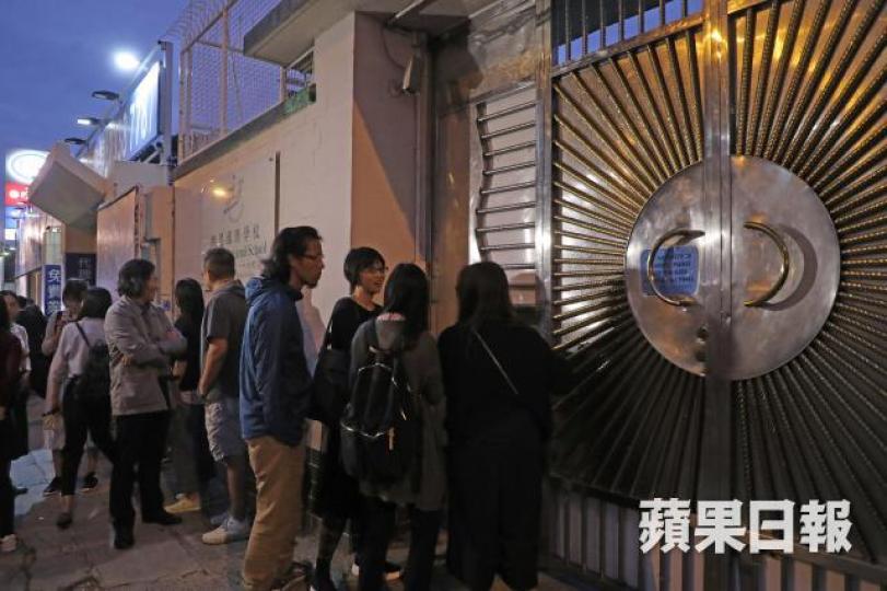朗思國際學校昨開家長會,大批家長到場。 朗思國際學校昨開家長會,大批家長到場。