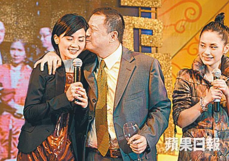 高銀主席潘蘇通與英皇旗下藝人相熟,曾在出席春茗活動時強吻阿Sa。資料圖片 高銀主席潘蘇通與英皇旗下藝人相熟,曾在出席春茗活動時強吻阿Sa。資料圖片