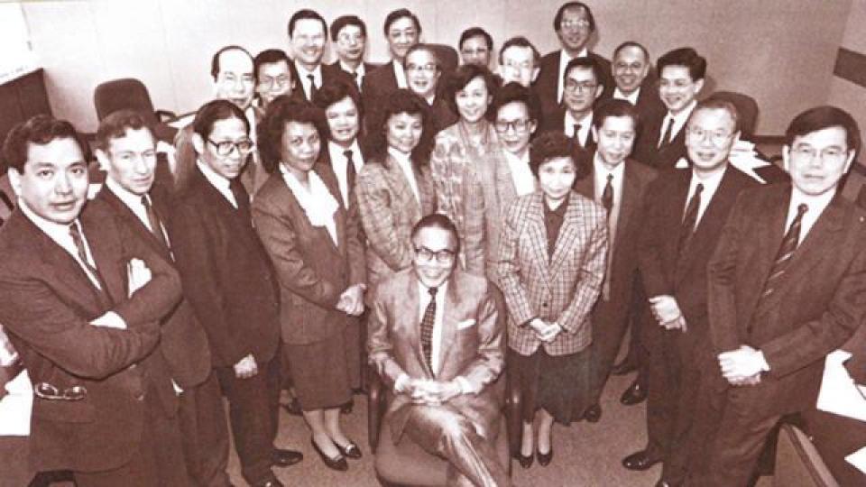 1990年第一次醫管局大會成員合照,鍾士元(中)擔任首屆主席。 1990年第一次醫管局大會成員合照,鍾士元(中)擔任首屆主席。