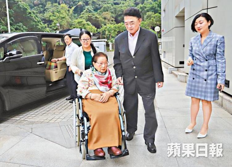羅老太昨精神奕奕,悉心打扮到庭。譚德潤攝 羅老太昨精神奕奕,悉心打扮到庭。譚德潤攝
