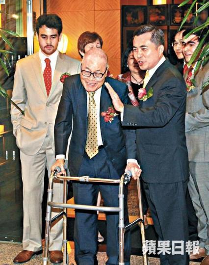 鍾士元95歲壽宴,孫兒及契仔、前律政司司長黃仁龍均陪伴左右。在香港國際機場開幕前夕,鍾士元與楊鐵樑等人參觀青馬大橋。 鍾士元95歲壽宴,孫兒及契仔、前律政司司長黃仁龍均陪伴左右。在香港國際機場開幕前夕,鍾士元與楊鐵樑等人參觀青馬大橋。