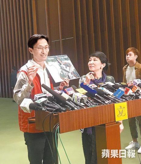 議會陣線朱凱廸展示地政總署的航拍照片,質疑地政總署早已得悉事件。 議會陣線朱凱廸展示地政總署的航拍照片,質疑地政總署早已得悉事件。