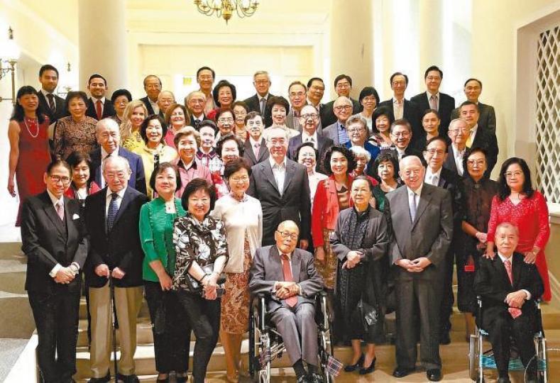 本月初特首林鄭月娥在禮賓府為鍾士元舉行101歲壽宴,廣邀政界人士敍舊。 本月初特首林鄭月娥在禮賓府為鍾士元舉行101歲壽宴,廣邀政界人士敍舊。