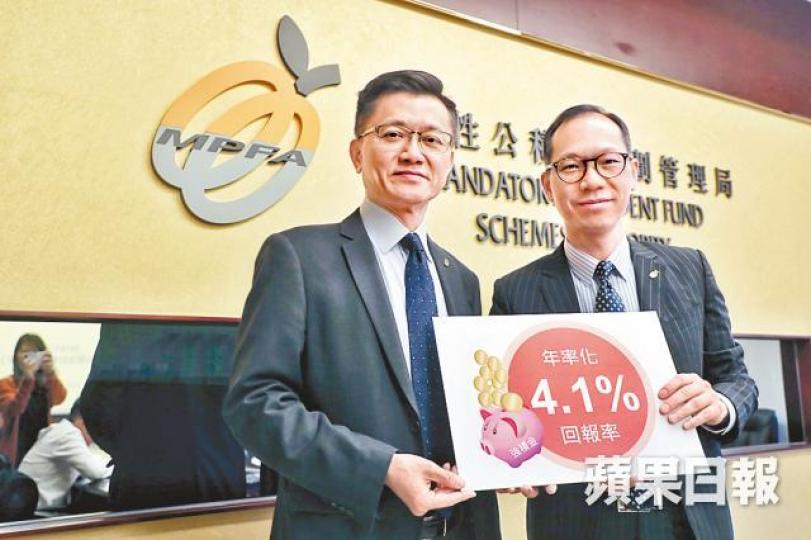 積金局機構事務總監鄭恩賜(左)稱MPF推出至今,年率化淨回報率為4.1%。袁志中攝 積金局機構事務總監鄭恩賜(左)稱MPF推出至今,年率化淨回報率為4.1%。袁志中攝