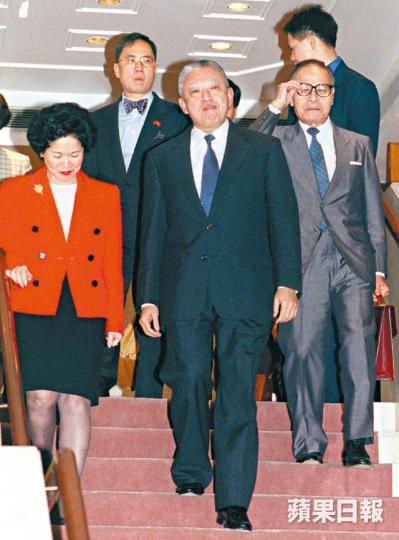 回歸後鍾士元與首任特首董建華及其班子出席行政會議。鍾士元一力提攜梁振英,99年退休時推薦44歲的梁任行會召集人。 回歸後鍾士元與首任特首董建華及其班子出席行政會議。鍾士元一力提攜梁振英,99年退休時推薦44歲的梁任行會召集人。