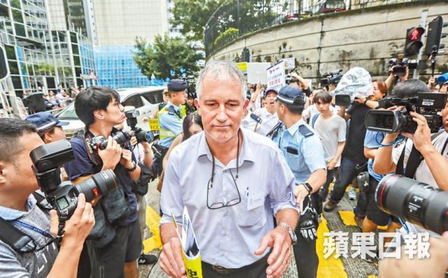 報告指英國《金融時報》馬凱被拒續工作簽證,說明港言論自由受損。高鐵西九站實施一地兩檢反映北京干預香港頻繁。 報告指英國《金融時報》馬凱被拒續工作簽證,說明港言論自由受損。高鐵西九站實施一地兩檢反映北京干預香港頻繁。